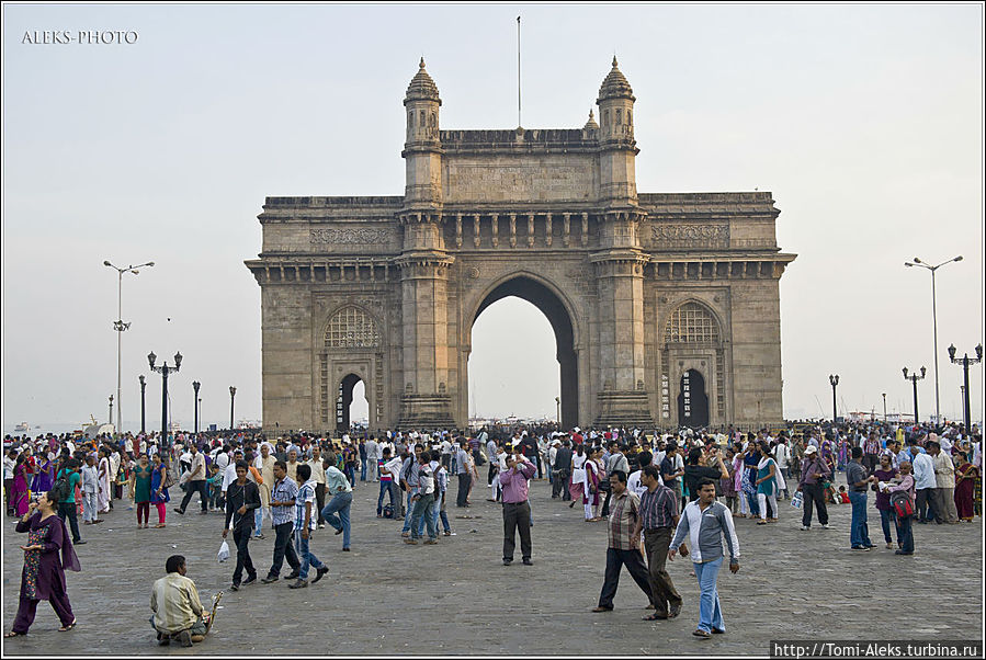 Пока, Ворота Индии. Было приятно посмотреть отсюда на Аравийское море! Может, когда-нибудь еще увидимся. А нас еще ждет встреча с другими подобными воротами Индии — только в столице Дели...

Продолжение в части 7 Мумбаи, Индия