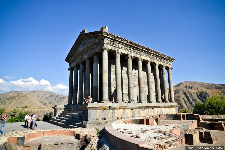 Сооружение впечатляет, и уж точно удивляет своим видом, мы все-таки в Армении, а не в Греции. Гарни, Армения