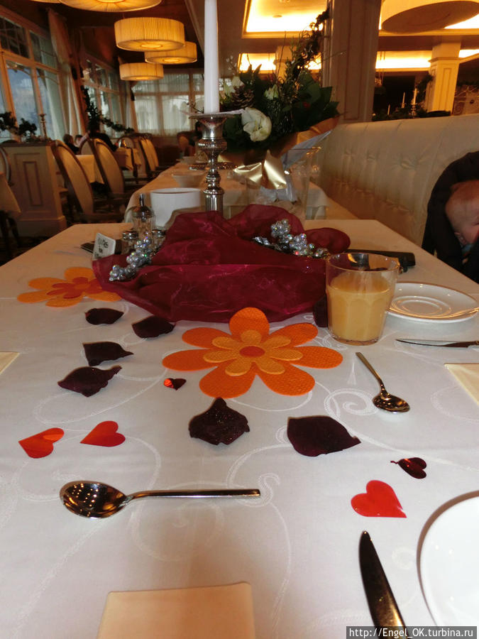 Так персонал оформил наш столик к моему Дню Рожденья! Позже принесли тортик со свечкой! :) Земля Тироль, Австрия