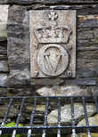 13. Справа от рыбы находится старинный колодец или что-то иное старинное. На краю этого каменного сооружения висит табличка, на которой изображена корона. Сделаю правдоподобное предположение, что табличка относится к какому-то королю под номером V с именем на букву О.