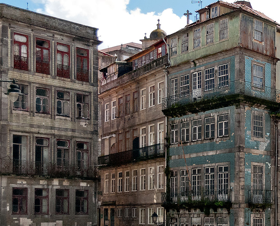Город красив. Но во многих местах, даже на центральных площадях, заметно, что он гибнет. Порту, Португалия