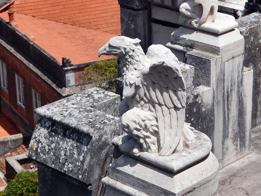 украшения на крыше дворца Синтра, Португалия