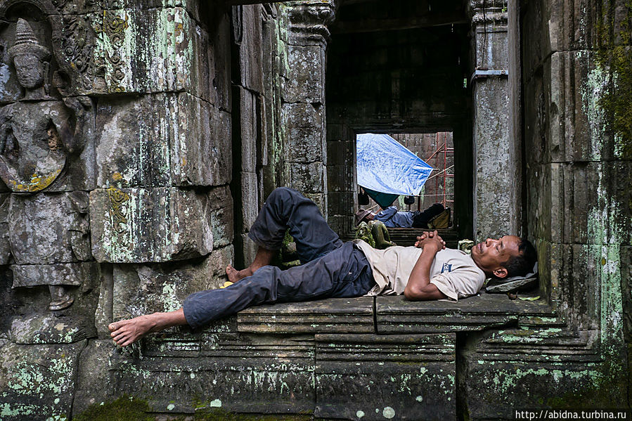 У работников, восстанавливающих здешние постройки, тихий час. Спят кто где придется. Этот — на окне Ангкор (столица государства кхмеров), Камбоджа