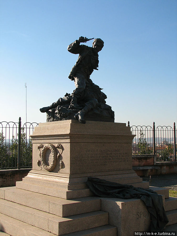 памятник итальянскому патриоту Энрико Кароли Рим, Италия