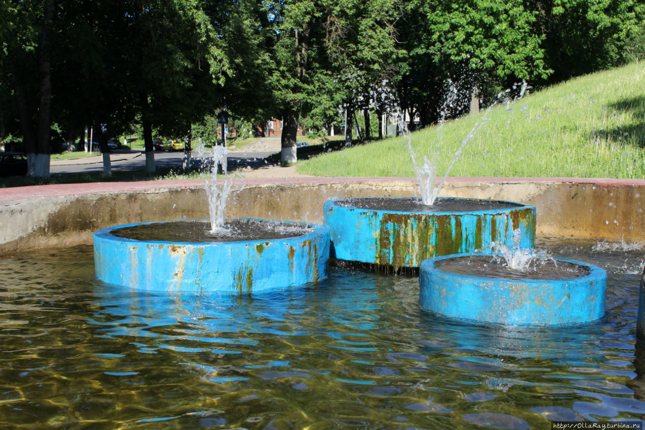 Это тоже парк Пионеров. Фото прикладываю исключительно из любви к фонтанам. Не очень он ухожен, но к месту явно. Смоленск, Россия