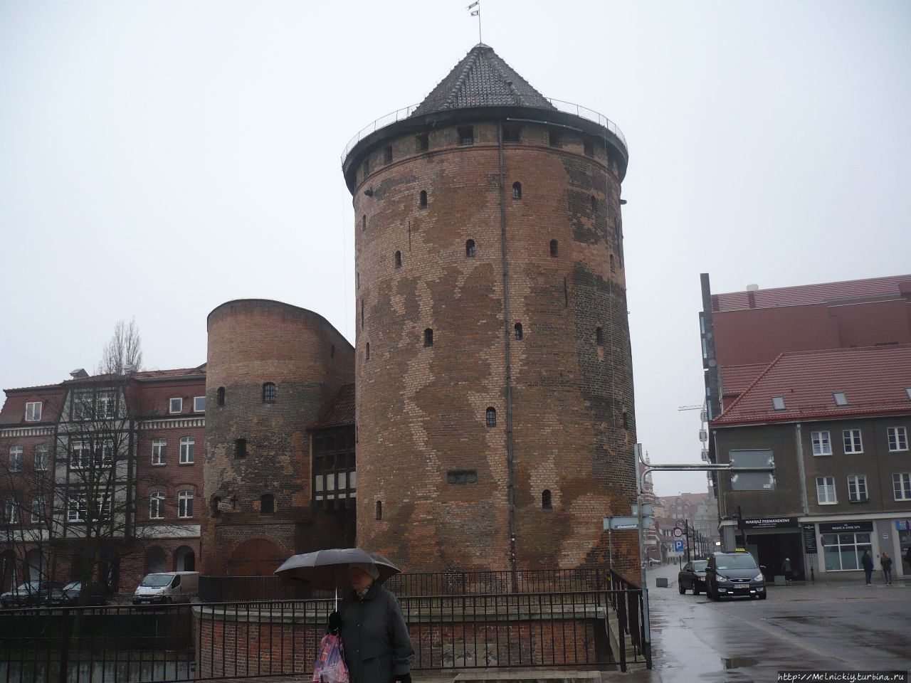 Пасхальная прогулка по старинному городу в дождливый день Гданьск, Польша