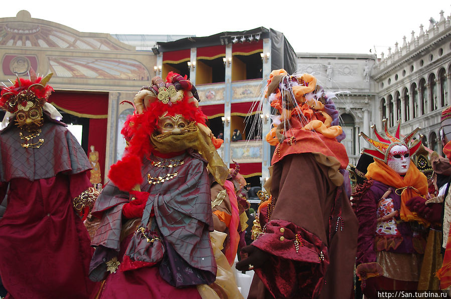 На сцену хлынул поток людей, наряженных в самые яркие сочетания красок, которые только можно представить На сцену хлынул поток людей, наряженных в самые яркие сочетания красок, которые только можно представить