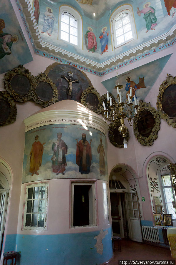 Необычный второй алтарь в центральной части церкви Усолье, Россия
