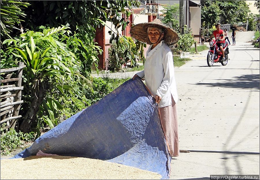 * Хагна туристами не избалована, поэтому местные жители смотрели на нас с изумлением, словно видели инопланетян * Хагна туристами не избалована, поэтому местные жители смотрели на нас с изумлением, словно видели инопланетян