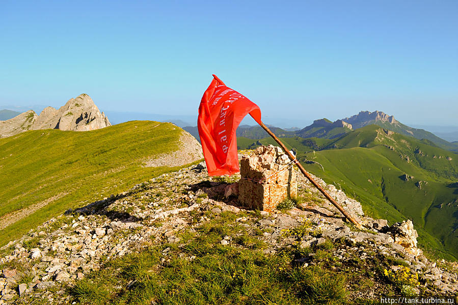 Местные любители истории, накануне 9 мая установили на вершине красный флаг, в память о проходивших в этих местах сражениях. Доброе дело сделали, хранят память о защитниках Кавказа.