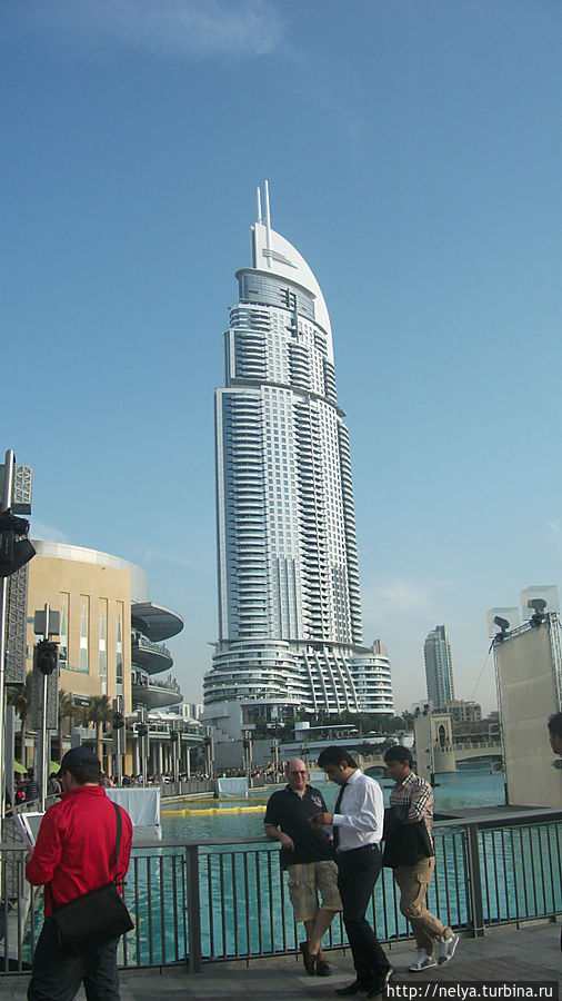Около поющих фонтанов Дубай, ОАЭ