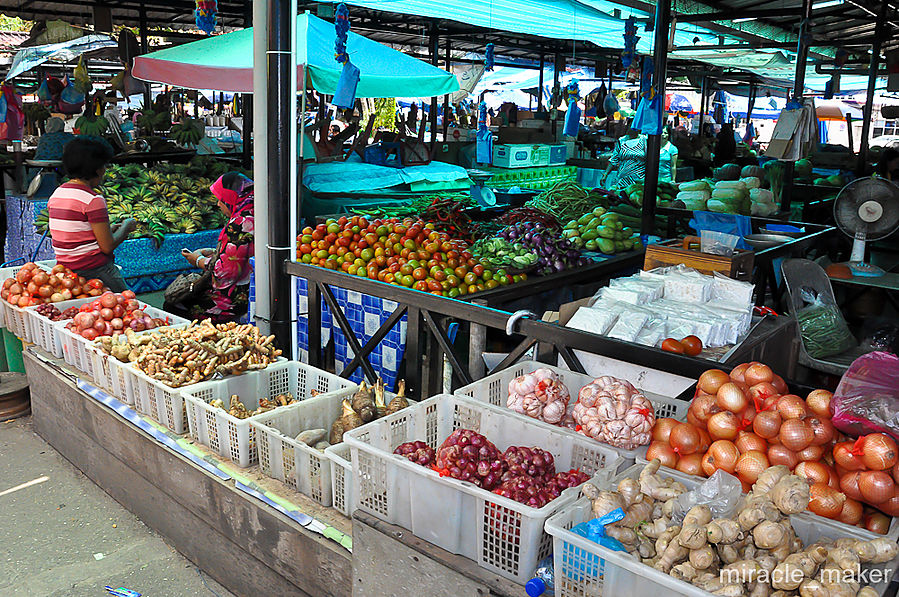 Даже на рынке — тишина и спокойствие, хотя, казалось бы, где ж еще толпиться людям, как ни здесь. Бандар-Сери-Бегаван, Бруней