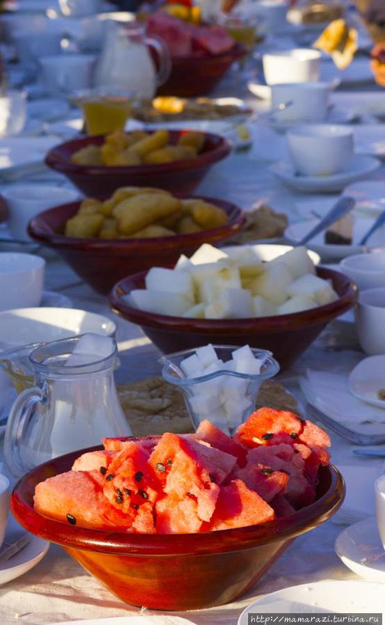 Завтрак на свежем воздухе. Арбузы, дыни, сливки — все местное и очень вкусное! Тургень, Казахстан