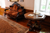 Оригинальная мебель не сохранилась, поэтому работники музея подобрали в интерьер кабинета мебель времен Пирогова.