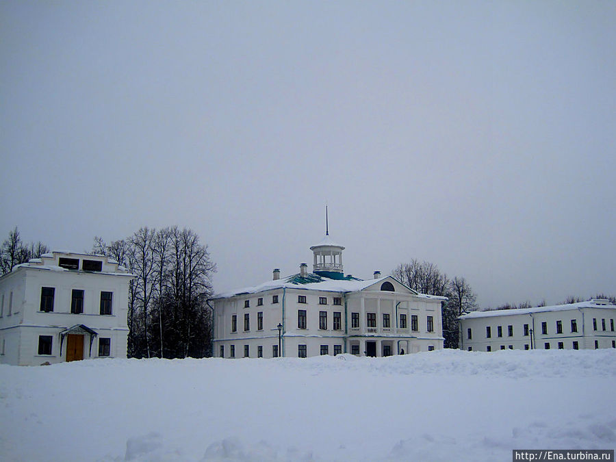 Комплекс усадьбы: Главный дом и флигели Комплекс усадьбы: Главный дом и флигели