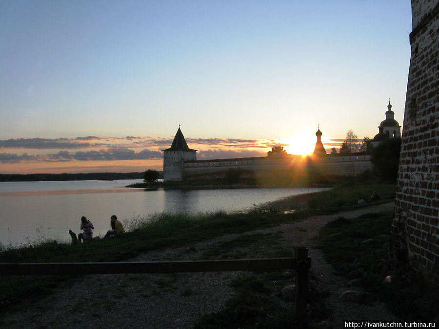 Вечерняя зорька на берегу Сиверского озера Кириллов, Россия