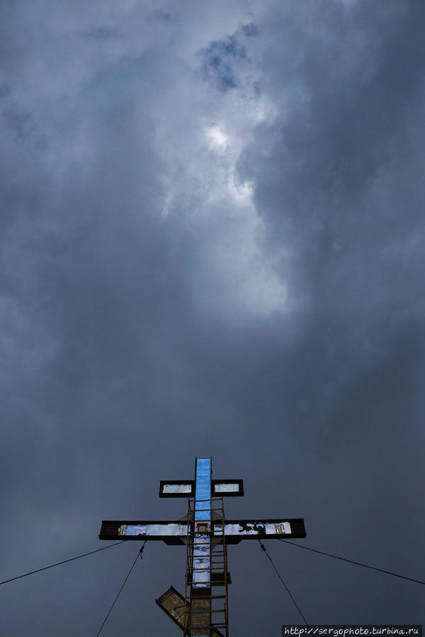 Крест обращен в небо. Люди не могут найти выхода на земле, поэтому ищут помощи у Бога. Карабаш, Россия