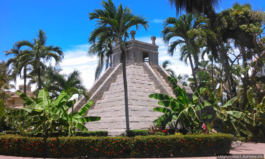 Копия пирамиды. Пуэрто-Вальярта, Мексика