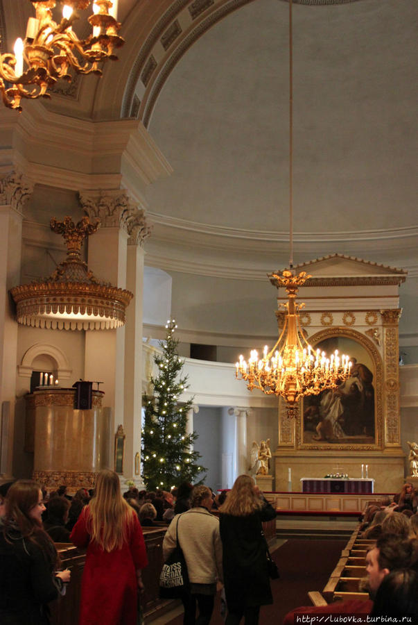 В Лютеранском кафедральном соборе на Сенатской площади.
Внутреннее убранство собора, как принято в лютеранских храмах, скромно и аскетично. Хельсинки, Финляндия В Лютеранском кафедральном соборе на Сенатской площади.
Внутреннее убранство собора, как принято в лютеранских храмах, скромно и аскетично. Хельсинки, Финляндия