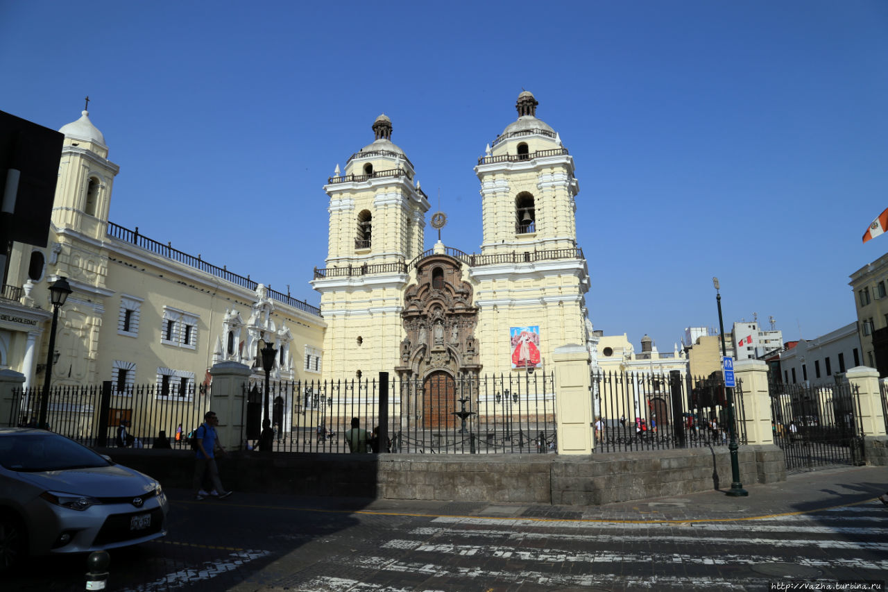 Храм возле дома правительства Лима, Перу Храм возле дома правительства Лима, Перу