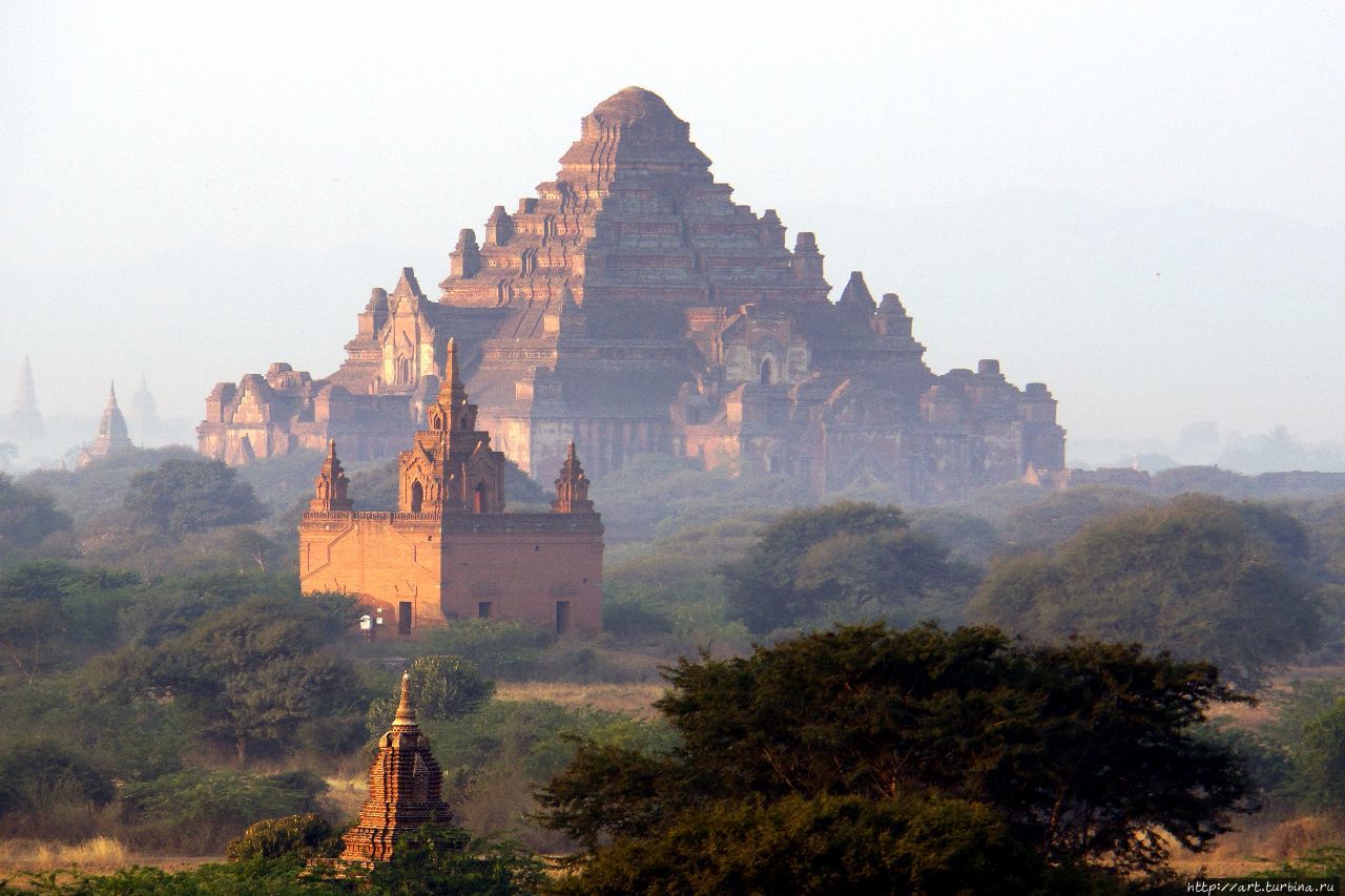 Храм Дхамаянджи — самое массивное во всём Багане, похожее на пирамиду, сооружение Баган, Мьянма