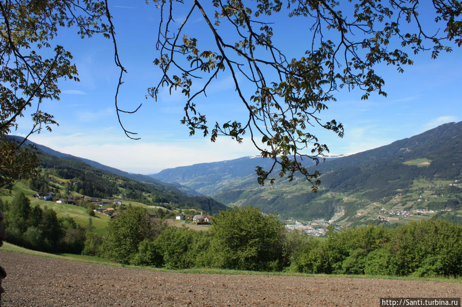 Вид на Бриксен со склонов Альпийских гор. Брессаноне, Италия