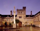 Колледж Корпус Кристи, Оксфорд. Главный двор с солнечными часами Sundbull Pelican. Фото из интернета