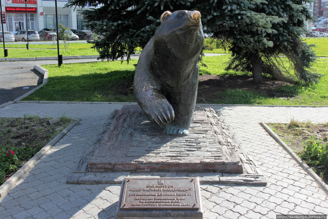 Памятник медведю. Пермь, Россия