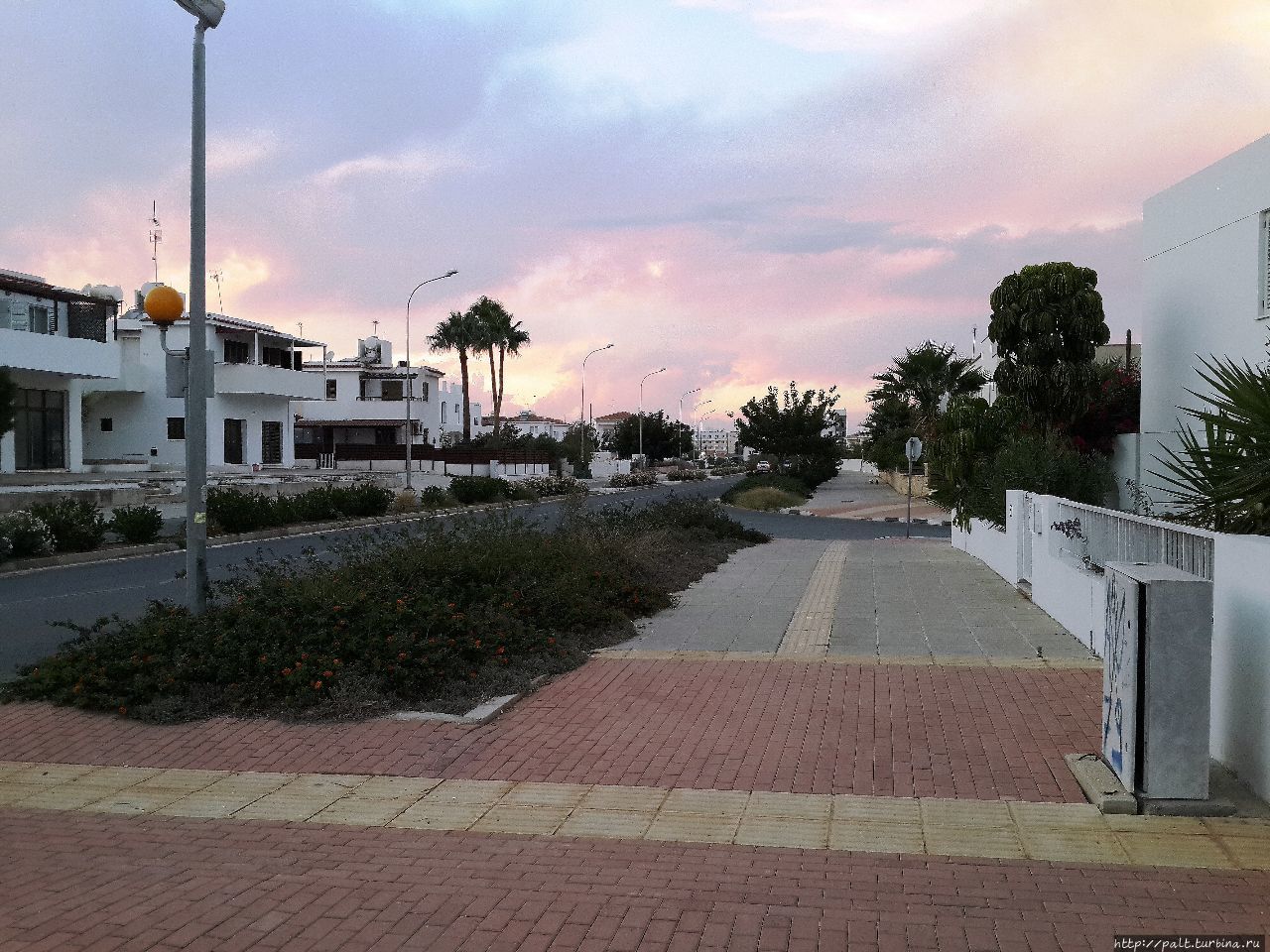 Дорога к Протарасу (вперед) И в Айя-Напу (в обратном направлении). Протарас, Кипр