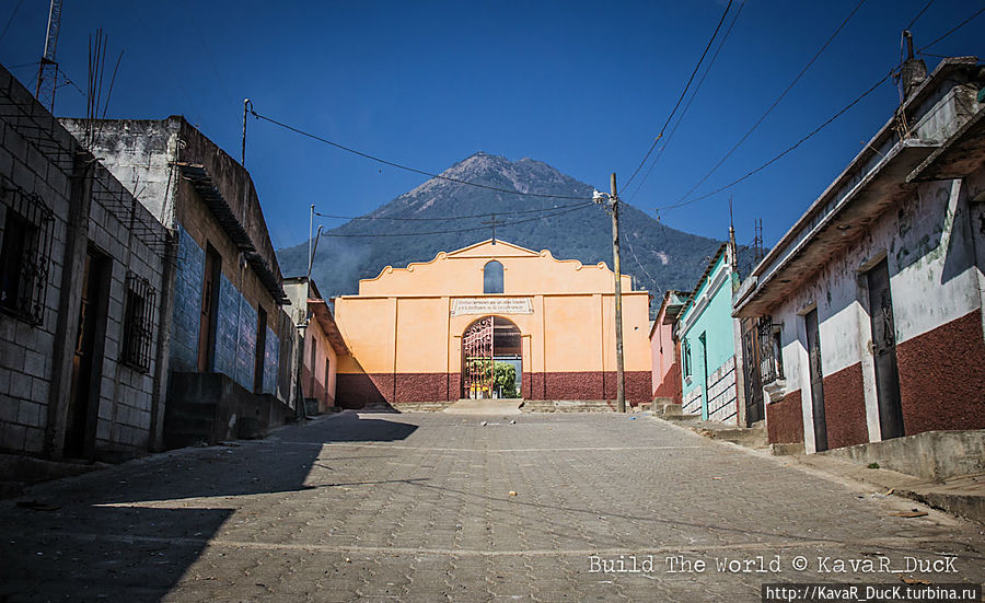 Вход на кладбище и вулкан Санта-Мария-де-Хесус, Гватемала