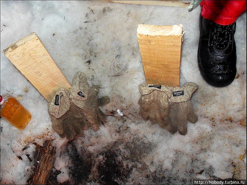 Доски от поддонов могут служить не только дровами. На гвоздях удобно сушить перчатки... Валдай, Россия