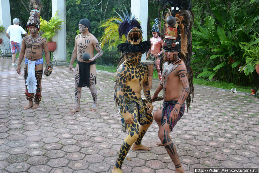 Индейцы майя устраивают ритуальные обряды. Чичен-Ица город майя, Мексика