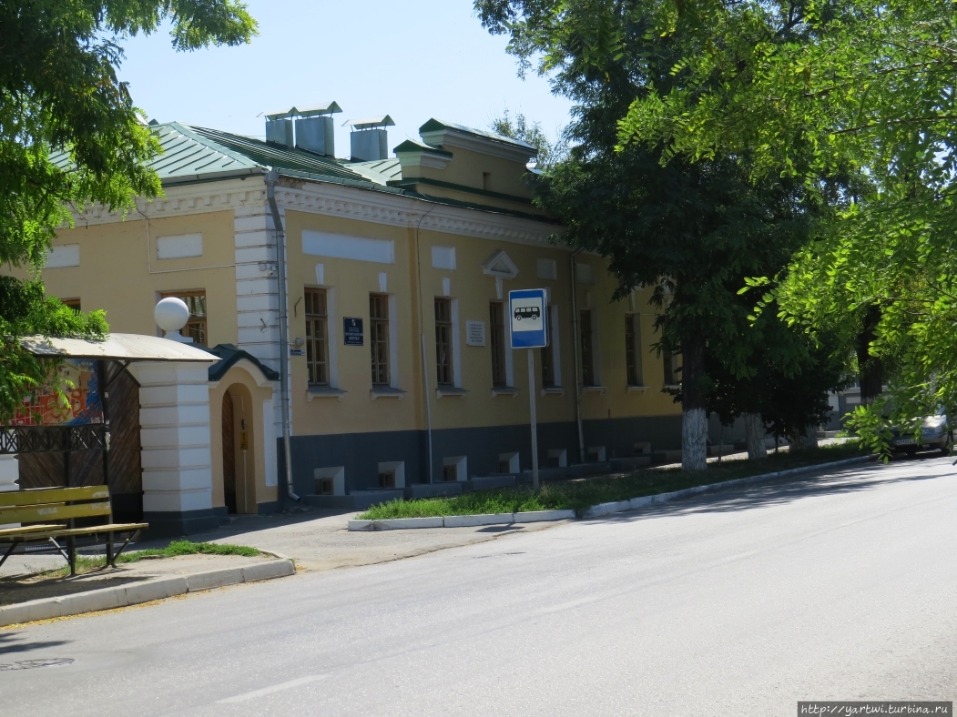 В этом доме в июне 1820 г. останавливались по дороге на Кавказ А.С. Пушкин и герой Бородинского сражения 1812 г. генерал Н.Н. Раевский.
В этом же доме прошли последние дни жизни императора Александра I. Позже в доме был открыт первый в России мемориальный музей императора Александра. Таганрог, Россия В этом доме в июне 1820 г. останавливались по дороге на Кавказ А.С. Пушкин и герой Бородинского сражения 1812 г. генерал Н.Н. Раевский.
В этом же доме прошли последние дни жизни императора Александра I. Позже в доме был открыт первый в России мемориальный музей императора Александра. Таганрог, Россия