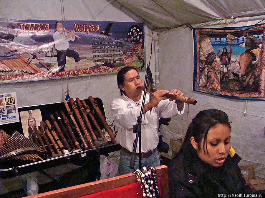 Ночной концерт на центральной площади Сан-Кристобаль-де-Лас-Касас, Мексика