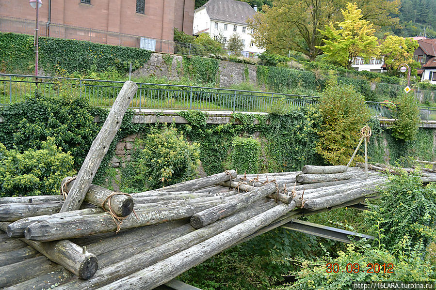 Возникает вопрос,а местным жителям удавалось это делать.Так вот была какая-то особая техника-запруды,которые постепенно наполнялись,а затем опорожнялись вместе с плотами. Возникает вопрос,а местным жителям удавалось это делать.Так вот была какая-то особая техника-запруды,которые постепенно наполнялись,а затем опорожнялись вместе с плотами.
