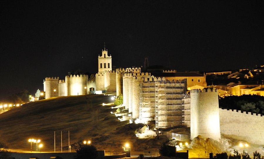 Крепость Авила ночью Авила, Испания