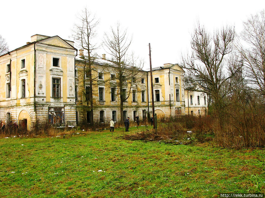 Обходим дом и перед нами открываются два флигеля. В советское время здесь была исправительная коммуна, потом, как водится, школа, затем дом инвалидов. Говорят, что еще в 90-е годы на первом этаже жили люди. Обходим дом и перед нами открываются два флигеля. В советское время здесь была исправительная коммуна, потом, как водится, школа, затем дом инвалидов. Говорят, что еще в 90-е годы на первом этаже жили люди.