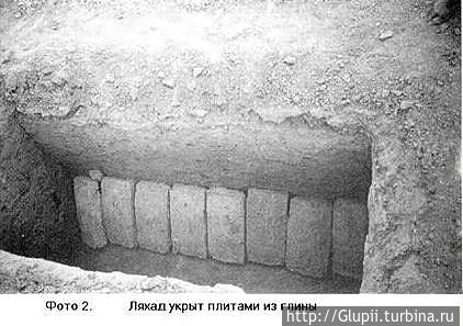 Согласно Сунне Пророка запрещено возвышать могилы над землей больше, чем на 15-20 см. На могилу устанавливаются 2 камня, либо 2 необожженных кирпича: на уровне головы и ног. После этого желательно покрыть могилу щебнем и побрызгать ее водой, чтобы мелкие камушки слиплись с землей.
Всем, кто участвовал в похоронной процессии, после погребения необходимо молиться за умершего. Каждый мусульманин, заходя на кладбище для погребения, должен обязательно вспоминать о Судном дне и будущей жизни, готовится к собственной смерти, наблюдать за положением мертвых. Ведь снаружи все могилы выглядят одинаково, зато внутри – у кого-то сад из садов Рая, а у кого-то – яма из ям Ада. Всем находящимся на кладбище нужно соблюдать спокойствие и тишину, испытывать страх перед Аллахом, избегать разговоров на мирские темы.
Нельзя сидеть на могилах и наступать на них, запрещено читать Коран у могилы, так же запрещено класть на могилы цветы, зеленую траву, выращивать на них деревья и т.п. Нельзя многократно обрызгивать могилу водой.
Не нужно стремиться сделать могилу особенной, отличающейся от других. Запрещено обкладывать ее мрамором, строить на ней что-либо, устанавливать памятники.
Нужно поддерживать родственников умершего, пока они не смирятся с происшедшим и не забудут об этом. Поддерживать их нужно разными способами: например, звонить им, встречаться с ними в мечети, на улице, на кладбище. Нужно ходить к ним домой, разговаривать с ними, успокаивать их, но не нужно задерживаться у них дома. Желательно почаще вспоминать о Судном дне, о собственном самовоспитании. Не рекомендуется обнимать их, так как считается, что объятия совершаются после радостных событий. Объятие же после траурных и трагических происшествий лишь увеличивает скорбь, вызывает плач, поэтому лучше избегать этого. Ведь смысл поддержки – это помощь и укрепление родственников, чтобы они перенесли утрату близкого им человека и своим терпением получили награду от Аллаха. Согласно Сунне Пророка запрещено возвышать могилы над землей больше, чем на 15-20 см. На могилу устанавливаются 2 камня, либо 2 необожженных кирпича: на уровне головы и ног. После этого желательно покрыть могилу щебнем и побрызгать ее водой, чтобы мелкие камушки слиплись с землей.
Всем, кто участвовал в похоронной процессии, после погребения необходимо молиться за умершего. Каждый мусульманин, заходя на кладбище для погребения, должен обязательно вспоминать о Судном дне и будущей жизни, готовится к собственной смерти, наблюдать за положением мертвых. Ведь снаружи все могилы выглядят одинаково, зато внутри – у кого-то сад из садов Рая, а у кого-то – яма из ям Ада. Всем находящимся на кладбище нужно соблюдать спокойствие и тишину, испытывать страх перед Аллахом, избегать разговоров на мирские темы.
Нельзя сидеть на могилах и наступать на них, запрещено читать Коран у могилы, так же запрещено класть на могилы цветы, зеленую траву, выращивать на них деревья и т.п. Нельзя многократно обрызгивать могилу водой.
Не нужно стремиться сделать могилу особенной, отличающейся от других. Запрещено обкладывать ее мрамором, строить на ней что-либо, устанавливать памятники.
Нужно поддерживать родственников умершего, пока они не смирятся с происшедшим и не забудут об этом. Поддерживать их нужно разными способами: например, звонить им, встречаться с ними в мечети, на улице, на кладбище. Нужно ходить к ним домой, разговаривать с ними, успокаивать их, но не нужно задерживаться у них дома. Желательно почаще вспоминать о Судном дне, о собственном самовоспитании. Не рекомендуется обнимать их, так как считается, что объятия совершаются после радостных событий. Объятие же после траурных и трагических происшествий лишь увеличивает скорбь, вызывает плач, поэтому лучше избегать этого. Ведь смысл поддержки – это помощь и укрепление родственников, чтобы они перенесли утрату близкого им человека и своим терпением получили награду от Аллаха.