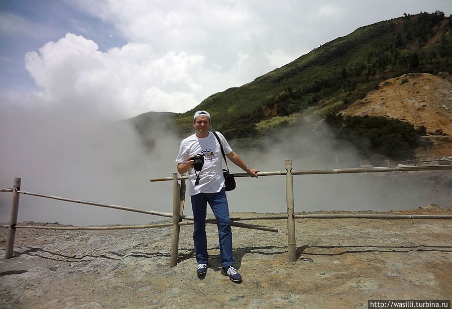 Кипит грязевой кратер. Комплекс вулканов Диенг. Кипит грязевой кратер. Комплекс вулканов Диенг.