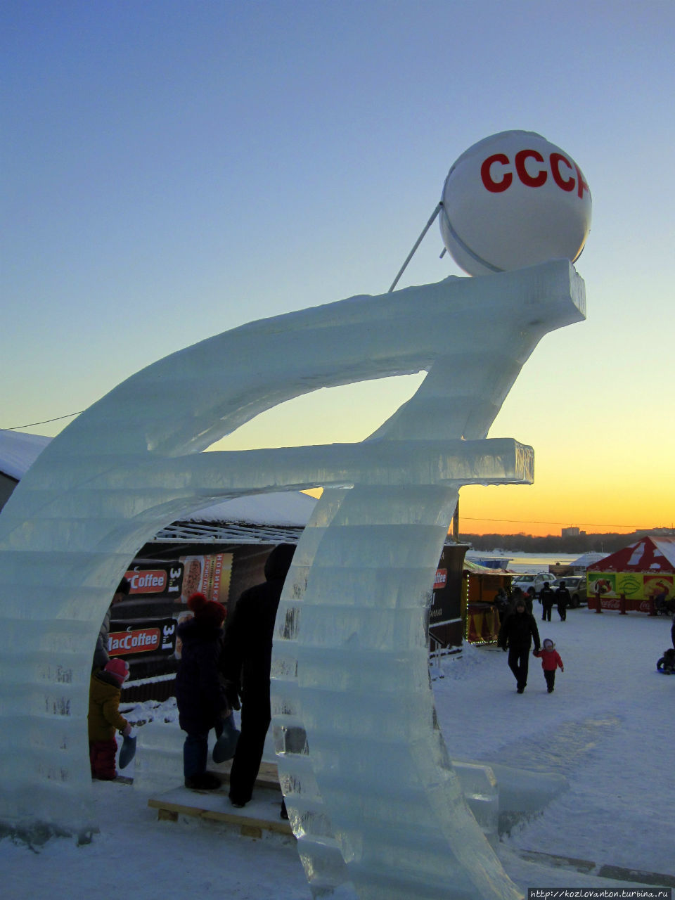 Ледяная копия первого ИСЗ. Новосибирск, Россия