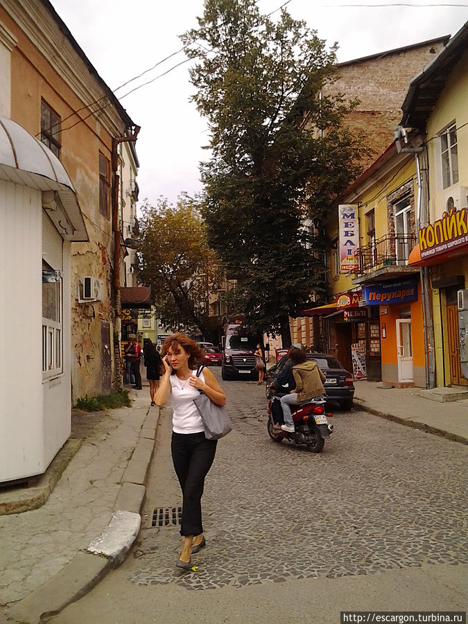 Вообще-то меня удивило большое число людей на улицах. Хотя чему удивляться на улице, где столько много магазинов и рынков. Вообще-то меня удивило большое число людей на улицах. Хотя чему удивляться на улице, где столько много магазинов и рынков.