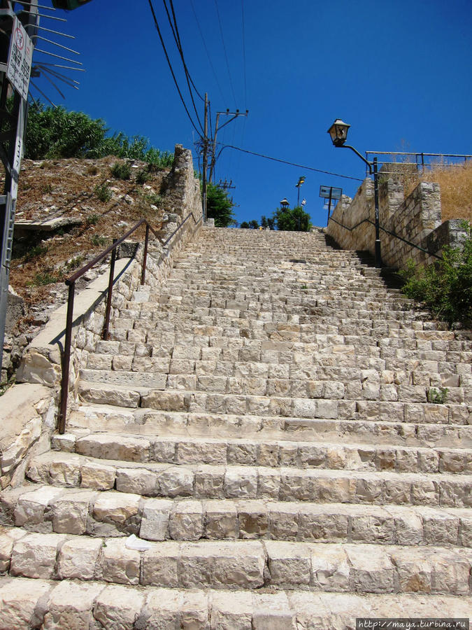 Главная улица-лестница разделяла раньше еврейский и арабский квартал. Цфат, Израиль