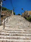 Главная улица-лестница разделяла раньше еврейский и арабский квартал.