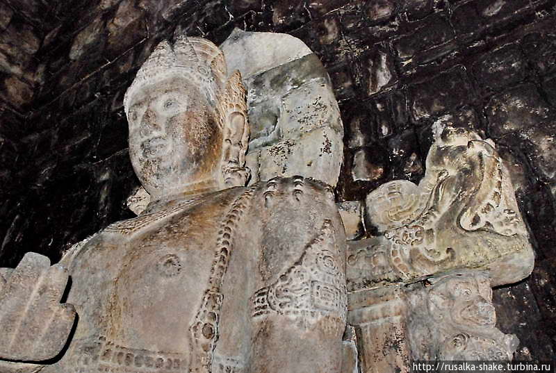 Мендут: голый Будда на троне Боробудур, Индонезия