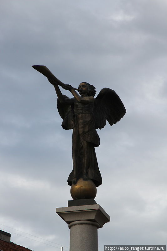 Трубящий ангел — символ Ужуписа. Вильнюс, Литва