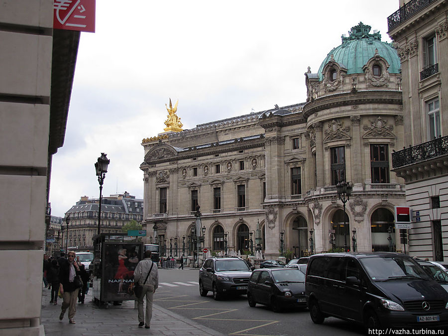 Опера открыта для посещения с 10 до 17 часов каждый день,кроме трёх праздничных дней 1 января,1 мая 25 декабря.Доехать можно на метро линии 3,7,8. Париж, Франция