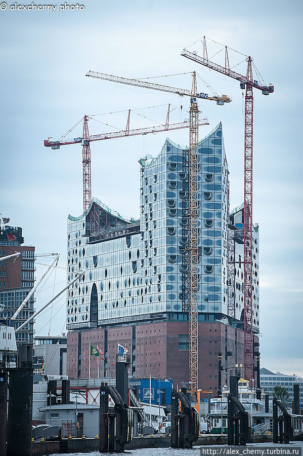 Новая филармония Elbphilharmonie выстраивается на фундаменте старых складских помещений Гамбург, Германия