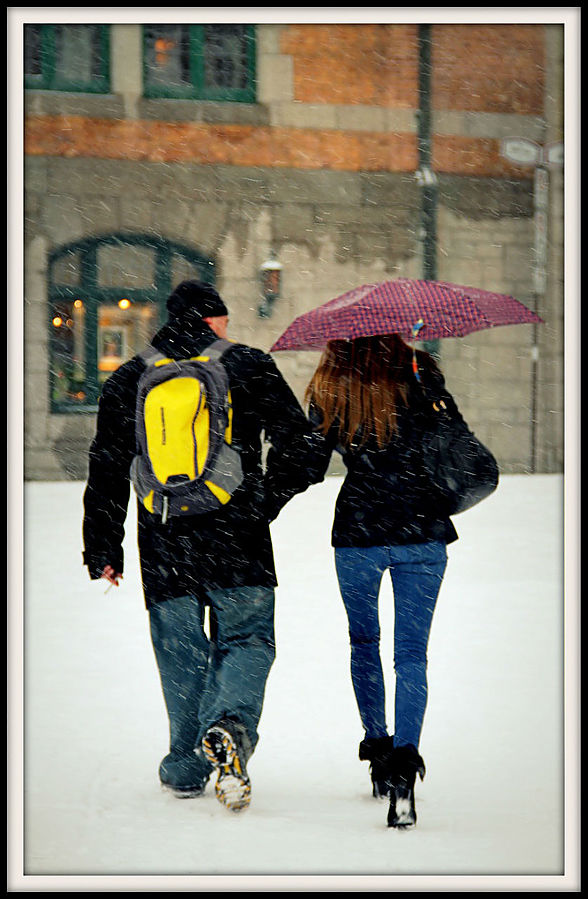 Люди в этот день не были готовы к снегу. Квебек, Канада Люди в этот день не были готовы к снегу. Квебек, Канада