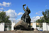 Памятник Герою Советского Союза Анатолию Бредову.