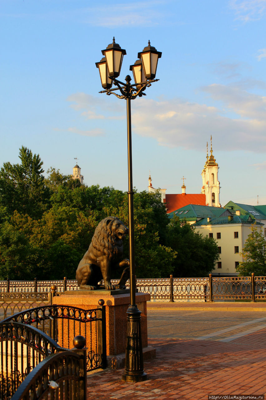 А чуть дальше вы обнаружите пешеходный мост, увенчаный фигурами львов, у которых принято фотографироваться на память. Витебск, Беларусь